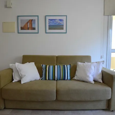 Hippocrates One Bedroom Cozy Flat דירה *
