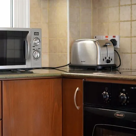 Hippocrates One Bedroom Cozy Flat דירה *